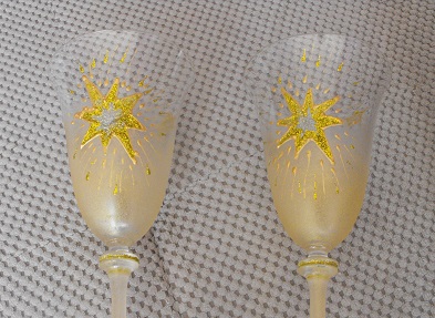 ръчно рисувани чаши бяло вино с коледен мотив - Коледна звезда