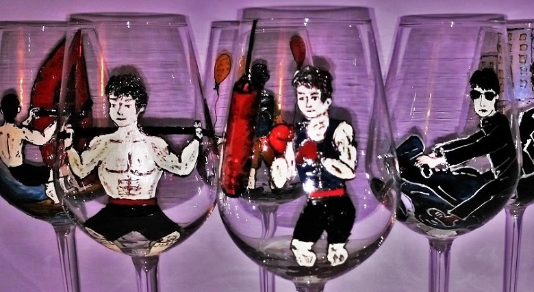 ръчно рисувани стъклени чаши за червено вино с мотиви от различни преживявания - Оренда