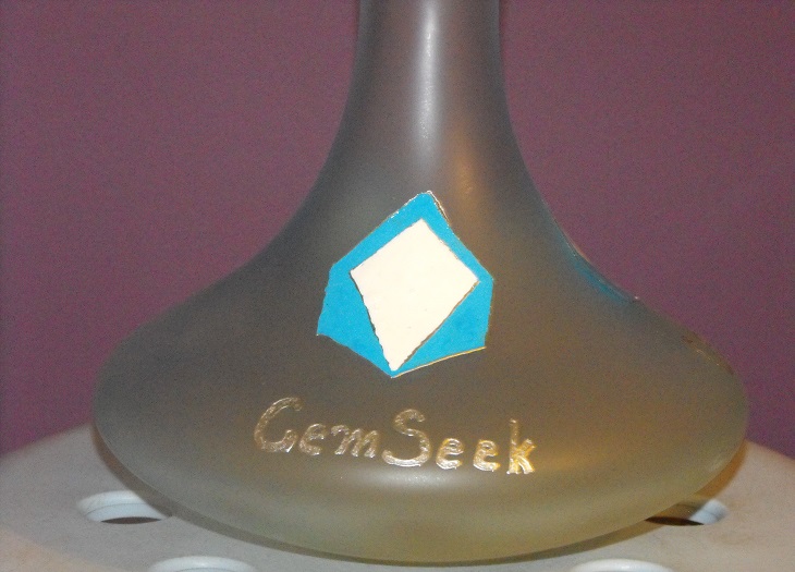 Ръчно рисувана стъклена гарафа с нарисувано фирмено лого за подарък на клиенти или служители на компанията - Джем сийк