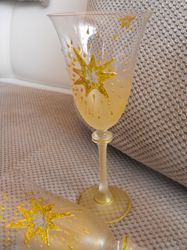 Ръчно рисувани стъклени чаши за бяло вино с илюстриран коледен мотив - Коледна звезда. могат да бъдат комбинирани със керамични или стъклени чинии, дървен поднос, чайник или нещо друго по Ваш избор. Идеална комбинация за подарък за Вашия празник.