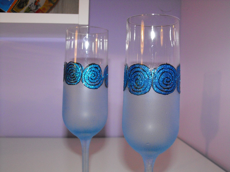 Ръчно рисувани стъклени чаши за бяло вино с илюстриран мотив - синя спирала. Могат да бъдат комбинирани с керамични или стъклени чании, дървен поднос, чайник или нещо друго по Ваш избор. Идеална комбинация за подарък за Вашия празник.