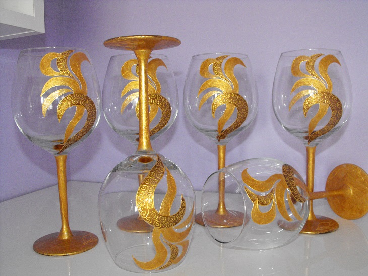 Ръчно рисувани стъклени чаши за червено вино с илюстриран мотив - златно перо. Могат да бъдат комбинирани с керамични или стъклени чинии, дървен поднос, чайник или нещо друго по Ваш избор. Идеална комбинация за подарък на Вашия празник или за Вашата трапеза. Можете да разгледате и други наши предложения като дървени кутии за бижута, ръчно рисувани шалове или някой от другите наши предложения.