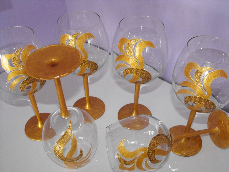 Ръчно рисувани стъклени чаши за червено вино с илюстриран мотив - златно перо. Могат да бъдат комбинирани с керамични или стъклени чинии, дървен поднос, чайник или нещо друго по Ваш избор. Идеална комбинация за подарък на Вашия празник или за Вашата трапеза. Можете да разгледате и други наши предложения като дървени кутии за бижута, ръчно рисувани шалове или някой от другите наши предложения.