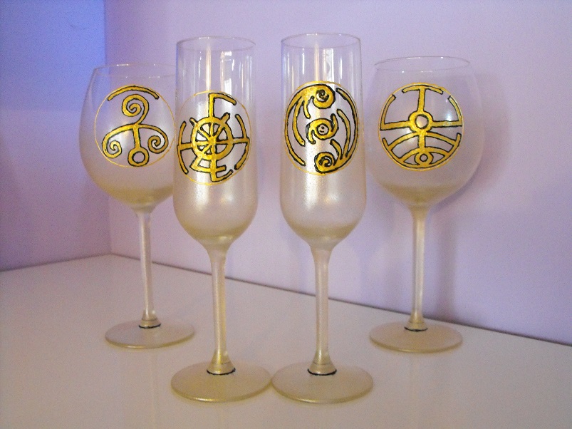 Ръчно рисувани стъклени чаши за бяло вино с илюстриран мотив - символи Оренда. Можете да избирате изрисуването на различни символи или картини върху стъклени чаши, керамични съдове, шалове, дървени кутии или да изрисуваме стената във Вашия апартамент. Могат да бъдат комбинирани с керамични или стъклени чинии, дървен поднос с декупаж, гарафа, кана или нещо друго по Ваш избор. Идеална комбинация за подарък за Вашия празник или Вашата трапеза. Можете да разгледате и други наши предложения като дървени кутии за бижута, ръчно рисувани шалове или някой от другите наши предложения. 
