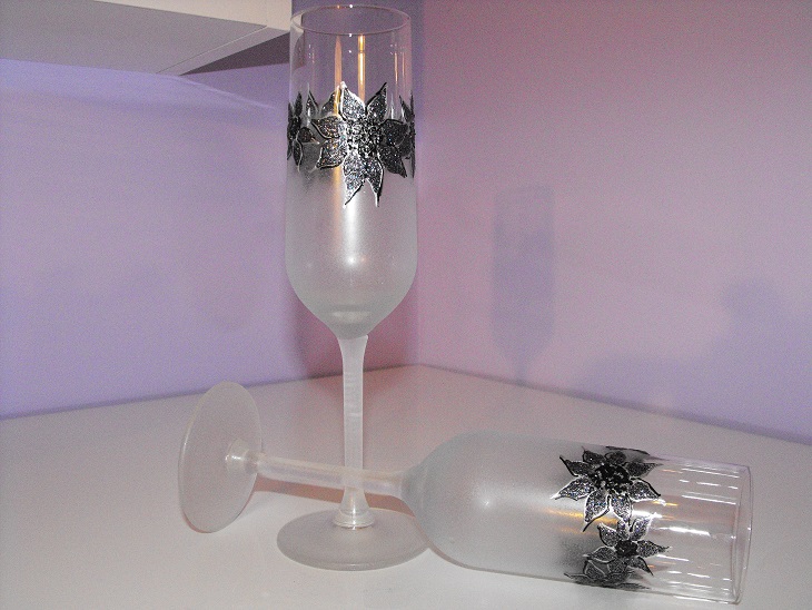 Ръчно рисувани стъклени чаши за бяло вино Сребърна звезда. използваните бои са напълно запечатани и чашите могат да се изпълзват многократно без това да повлиае на Вашето здраве. Можете да избирате рисуването на най-различни рисунки както и материала върху, който да ги нарисуваме (дървена кутия или поднос, памучен шал, свещник, кана или друго по Ваш избор).Идеална комбинация за подарък за Вашия празник или Вашата трапеза. Можете да разгледате и други наши предложения като дървени кутии за бижута, ръчно рисувани шалове или някой от другите наши предложения.