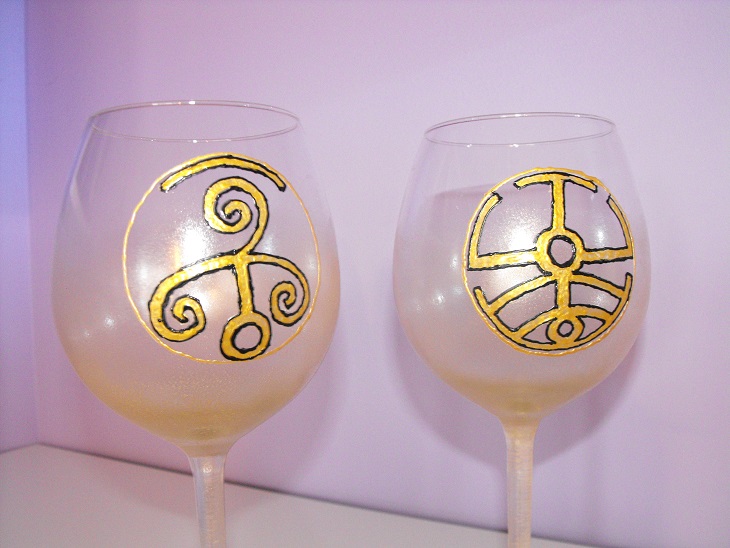 Ръчно рисувани стъклени чаши за червено вино със символи Оренда. Можете да избирате изрисуването на различни символи, рисунки или вид на чашите, като можете да ги комбинирате с керамични чинии, гарафа, дървен поднос с декупаж, кана, пепелник или други материали по Ваш избор. Идеална комбинация за подарък за Вашия празник или Вашата трапеза. Можете да разгледате и други наши предложения като дървени кутии за бижута, ръчно рисувани шалове или някой от другите наши предложения.