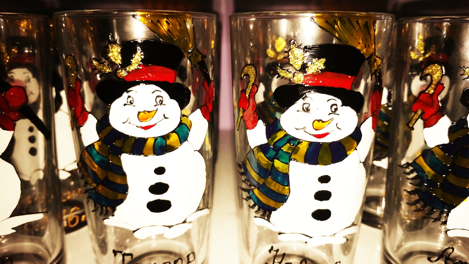 Чаши за безалкохолно за подарък или Вашето приятно настроение и трапеза с коледен мотив Снежко