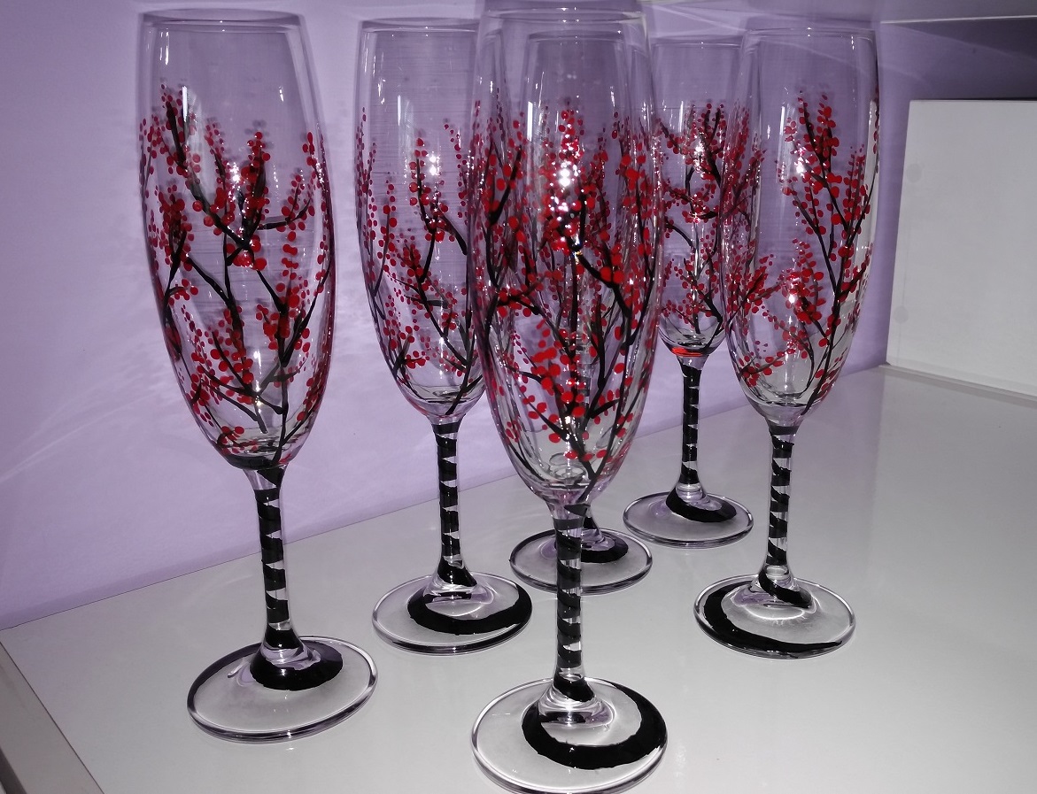 Ръчно рисувани стъклени чаши за бяло вино с мотив Есен. Можете да избирате рисуването на най-различни рисунки както и материала върху, който да ги нарисуваме (дървена кутия или поднос, памучен шал, свещник, кана или друго по Ваш избор).Идеална комбинация за подарък за Вашия празник или Вашата трапеза. Можете да разгледате и други наши предложения.