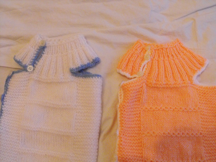 ръчно плетен бебешки пуловер и търлъчки (чорапчета)