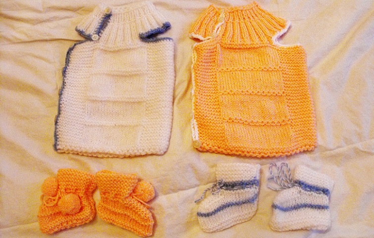 ръчно плетен бебешки комплект пуловерче и чорапчета