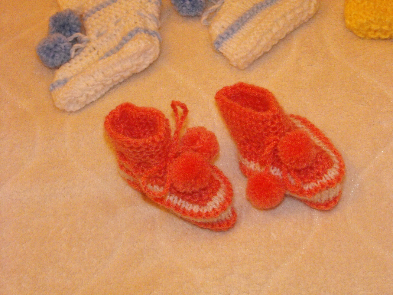 ръчно плетени бебешки чорапчета