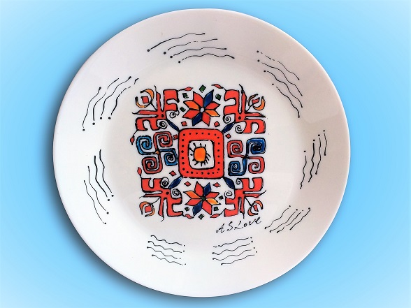 Керамична чиния с мотив шевица, модел Дом, традиционен български мотив. Боите са устойчиви на измиване и безвредни за ежедневна употреба