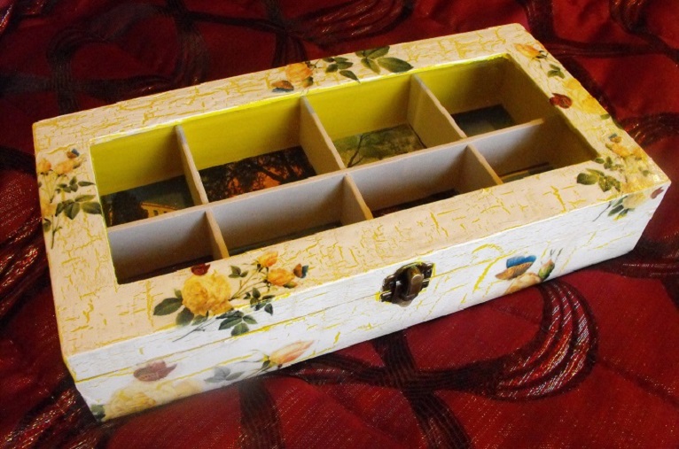 Роза в жълто дървена кутия за бижута или чай