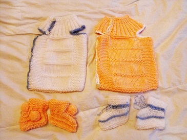 ръчно плетен бебешки комплект пуловерче и чорапчета